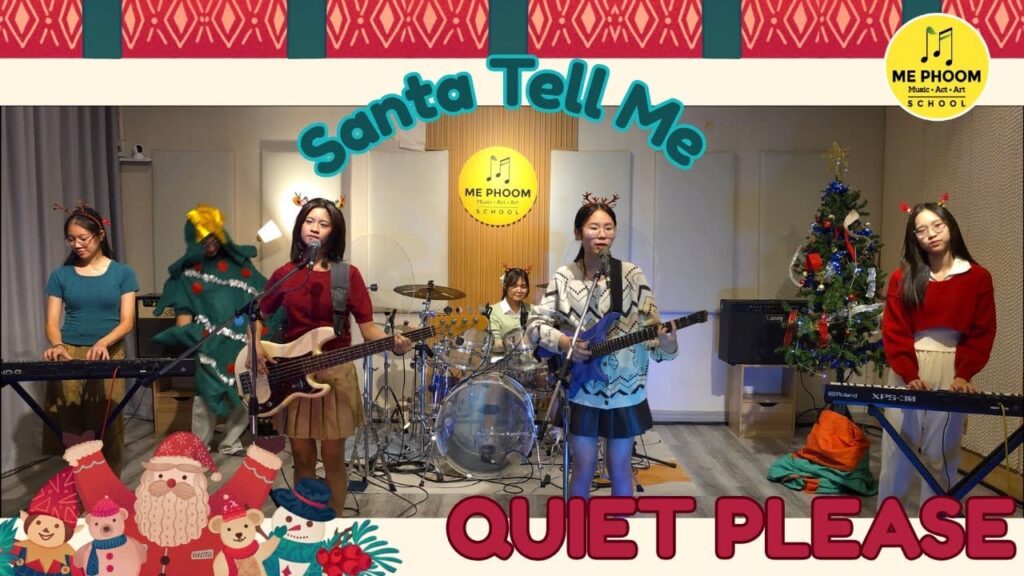 วงดนตรีนักเรียนจาก Me Phoom Music School แสดงเพลง Santa Tell Me ในธีมคริสต์มาส พร้อมเครื่องดนตรีครบวงและชุดต้นคริสต์มาส