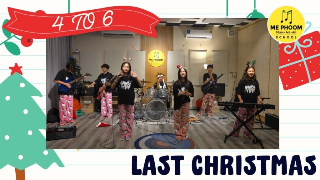 สมาชิกวงดนตรี 4TO6 จำนวน 6 คน สวมชุดนอนลาย Hello Kitty และหมวกคาวบอย/หูกวางคริสต์มาส กำลังเล่นดนตรีและร้องเพลง Cover 'Last Christmas' ในสตูดิโอ Me Phoom Music School ที่ตกแต่งด้วยธีมคริสต์มาส