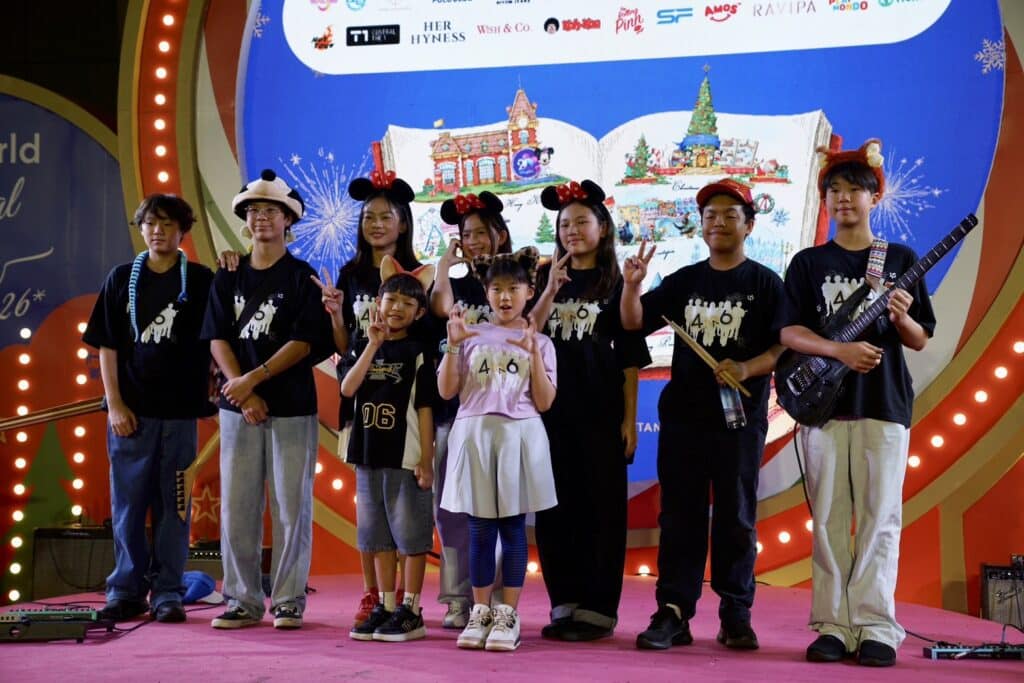 วงดนตรีเด็ก 4to6 (Four to Six) ถ่ายภาพหมู่บนเวทีงานคริสต์มาสและปีใหม่ 2026 ที่ลานหน้าศูนย์การค้าเซ็นทรัลเวิลด์ (CentralWorld) กรุงเทพฯ