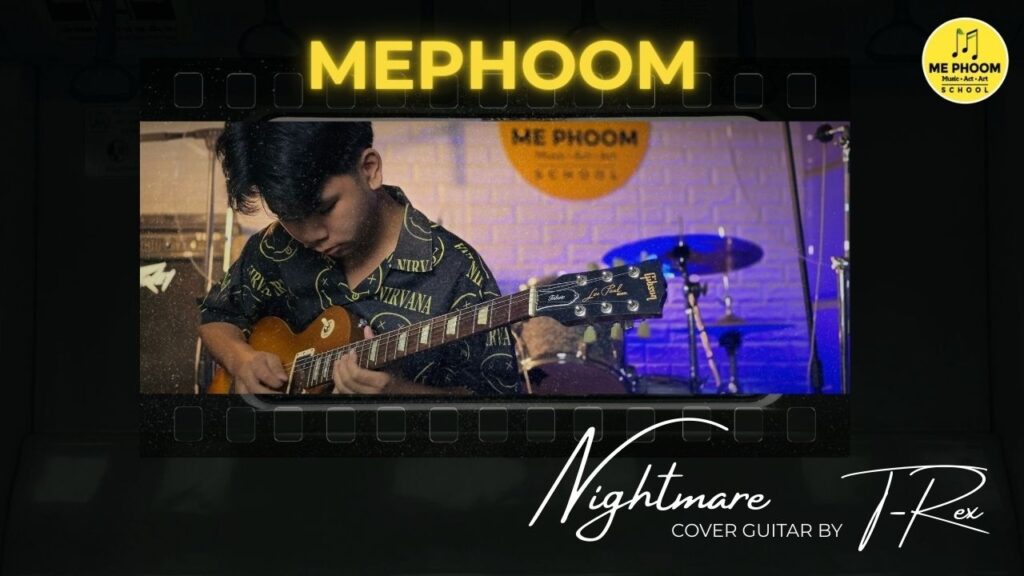 เด็กผู้ชายกำลังเล่นกีตาร์ไฟฟ้า Cover เพลง Nightmare โดยน้อง T-Rex ที่โรงเรียนสอนดนตรี Me Phoom Music School