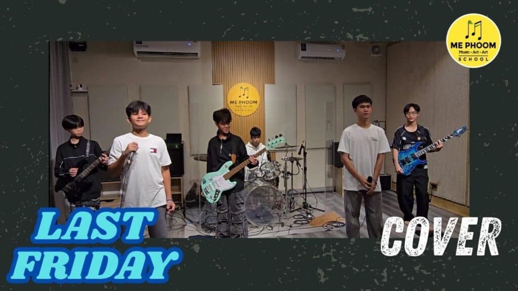 รูปภาพปกวิดีโอ YouTube ของวงดนตรีนักเรียนจากโรงเรียนสอนดนตรี "ME PHOOM Music School" แสดงสมาชิก 6 คนพร้อมเครื่องดนตรีครบครัน (กีตาร์ไฟฟ้า, เบส, กลองชุด) กำลังซ้อมอยู่ในสตูดิโอ โดยมีข้อความสีฟ้า "LAST FRIDAY" และข้อความสีขาว "COVER" พร้อมโลโก้โรงเรียนอยู่มุมขวาบน